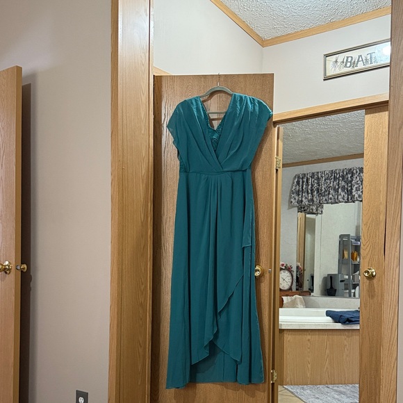 Elegant Teal Lace-Trimmed Dress - Picture 2 of 4